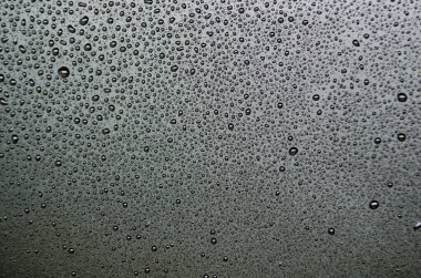 Duvar kağıdı için uygun koyu arkaplanı olan su damlacıklarının düz görünümü.