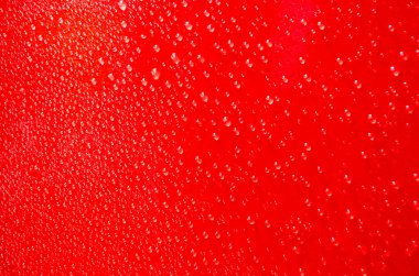 Parıldayan Su Boncukları Zengin Kırmızı Arkaplanda