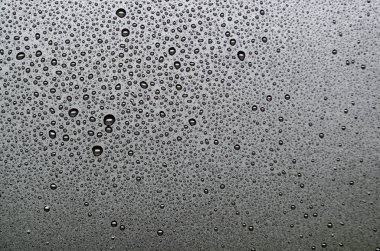 koyu arka plan üzerinde yağmur damlaları.