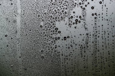 Yukarıdan koyu arkaplan görünümlü su damlacıkları