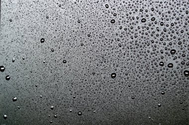 Duvar kağıdı dekorasyonu için uygun koyu arkaplan içeren su damlacıkları.