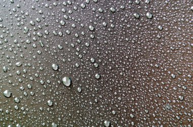 Duvar kâğıdına uygun koyu arkaplanı olan su damlacıklarının düz görüntüsü. Yağmur damlası kavramı.