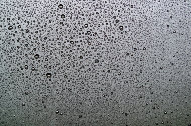 Koyu arkaplanda damlacıkların üst görünümü.