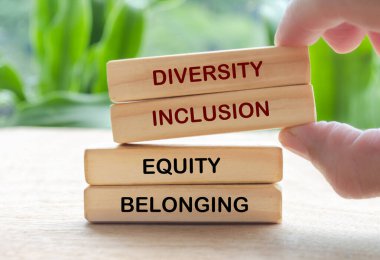 Tahta bloklar üzerine el yapımı çeşitlilik, kapsama, eşitlik ve ait olma metni. D ve ben.