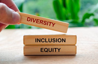 Tahta bloklar üzerinde çeşitlilik, kapsama ve eşitlik metni. D ve ben.