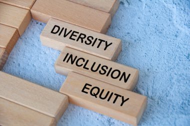 Tahta bloklar üzerinde çeşitlilik, kapsama ve eşitlik metni. D ve ben.