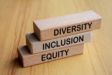 Tahta bloklar üzerinde çeşitlilik, kapsama ve eşitlik metninin yan görüntüsü. D ve ben.