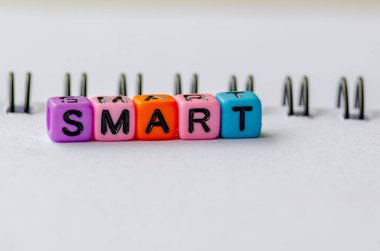 Renkli plastik boncuklar üzerine SMART metin Özel, Ölçülebilir, Ulaşılabilir, İlgili ve Zaman Bağlı Not arkaplanı.