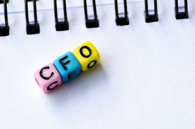 Finans Müdürünü temsil eden renkli plastik alfabe boncukları üzerine CFO metni.