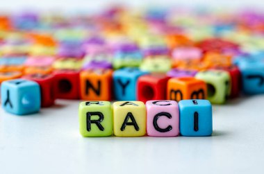 Renkli plastik boncuklar üzerine RACI metin sorumlu, sorumlu, sorumlu, danışılmış ve bilgilendirilmiş temsil diğer boncuklar ile çevrili.