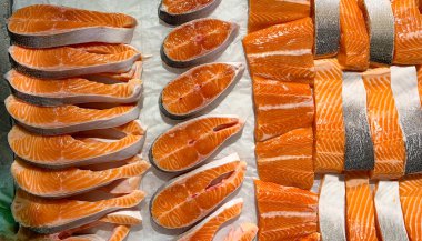 Pazardaki somon balığının yüksek açılı görüntüsü. Deniz ürünleri konsepti.