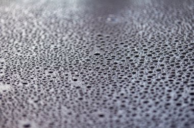 Siyah arka planı olan temiz su damlacıklarını kapatın. Duvar kağıdı kapağı tasarımı için uygun.