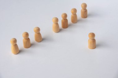 Metin için kişiselleştirilebilir alanı olan diğer figürlere liderlik eden tahta bir figür. Liderlik kavramı.