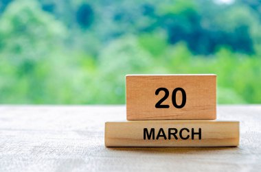 20 Mart takvimi ahşap masa üzerinde, metin, fikir ve mesajlar için özelleştirilebilir alan. Takvim ve kopyalama alanı kavramı.