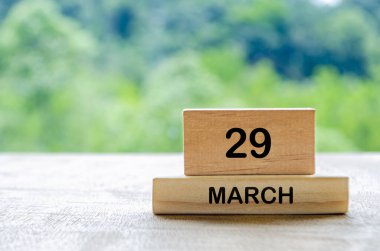 29 Mart takvimi ahşap masada, metin, fikir ve mesajlar için özelleştirilebilir alanı var. Takvim ve kopyalama alanı kavramı.