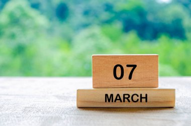 7 Mart takvimi ahşap masanın üzerinde, metin, fikir ve mesajlar için özelleştirilebilir alanı var. Takvim ve kopyalama alanı kavramı.