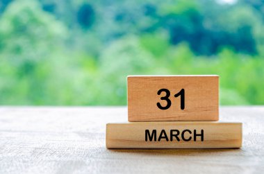 31 Mart takvimi ahşap masada, metin, fikir ve mesajlar için özelleştirilebilir alanı var. Takvim ve kopyalama alanı kavramı.