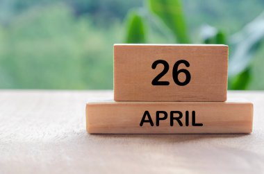 26 Nisan takvimi ahşap masada, metin, fikir ve mesajlar için özelleştirilebilir alanı var. Takvim ve kopyalama alanı kavramı