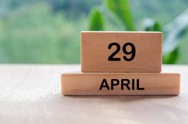 29 Nisan takvimi ahşap masada, metin, fikir ve mesajlar için özelleştirilebilir alanı var. Takvim ve kopyalama alanı kavramı