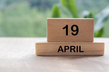 19 Nisan takvimi ahşap masanın üzerinde, metin, fikir ve mesajlar için özelleştirilebilir alanı var. Takvim ve kopyalama alanı kavramı