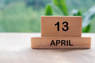 13 Nisan takvimi ahşap masanın üzerinde, metin, fikir ve mesajlar için özelleştirilebilir alanı var. Takvim ve kopyalama alanı kavramı.