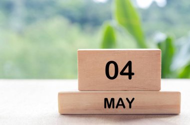 4 Mayıs metinleri üzerinde metin ya da mesajlar için özelleştirilebilir alanı olan tahta bloklar. Ay ve kopyalama alanı kavramı.