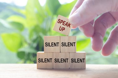 Konuşan Ahşap Küp 'ü diğer Sessiz Küpler' in üstüne koymak. Kültür konseptini anlat..