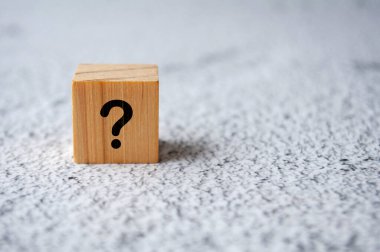 Beyaz mermer arka planda izole soru işareti. Soru ve Yanıt kavramı.