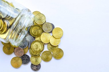 Bir kavanozdaki altın madeni paraların üst görüntüsü, metin için özelleştirilebilir alan. Boşluk konseptini kopyala.