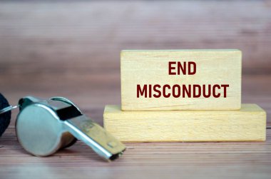 Islık çalan tahta bloklardaki görevi kötüye kullanma metnini sonlandır. Muhbirlik konsepti.