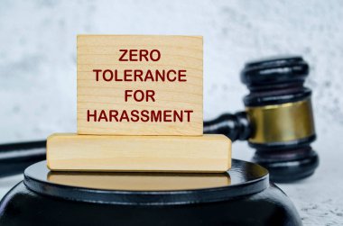Tahta tahtada avukat tokmağıyla yazılmış taciz metnine sıfır tolerans. Taciz konsepti.