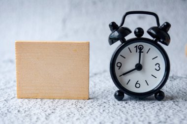 Akşam 8 ya da 8 'i işaret eden alarmlı boş ahşap pankart. Zaman ve Kopyala uzay kavramı.