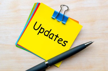 Kalem arkaplanlı sarı not defterindeki metni güncelle.