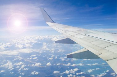 Gökyüzünden Gün Batımlarını ve Distinations 'ı kovalıyorum. Seyahat, Kaçış ve Tatil Konsepti