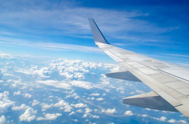 Dünyanın çok üstünde bir yer. Gökyüzünden bir parıltı. Seyahat, Kaçış ve Tatil Konsepti