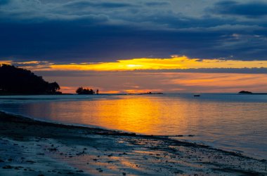 Nefes kesici Akşam Parıltısı Huzur Denizi 'ni yansıtıyor.