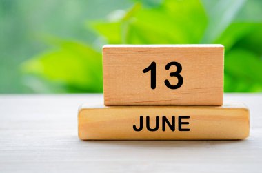 13 Haziran ahşap takvim, metin ve fikirler için özelleştirilebilir alan. Haziran ayı konsepti