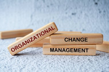 Ahşap bloklardaki Organizasyonel Değişim Yönetim metni. Örgütsel ve Stratejik İş Stratejisi kavramı.