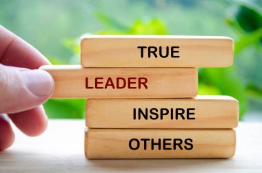 Gerçek bir lider diğerlerine ahşap bloklarda ilham verir. Liderlik kavramı.