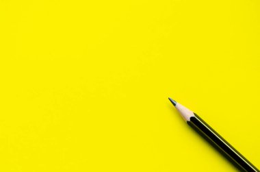 Metin için özelleştirilebilir alanı olan sarı kapaklı arka plan üst görünümü.