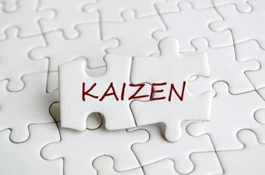 Kaizen yapboz metni küçük, istikrarlı ve birikim kazançlarıyla değişimi temsil eder. Sürekli gelişim kavramı.