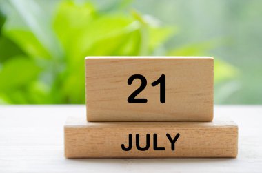 21 Temmuz takvim metni ahşap bloklar üzerinde yazılar için özelleştirilebilir boşluk. Takvim kavramı