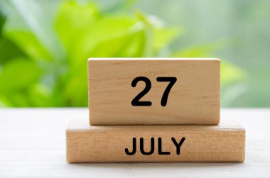 27 Temmuz takvim metni ahşap bloklar üzerinde yazılar için kişiselleştirilebilir alan. Takvim kavramı