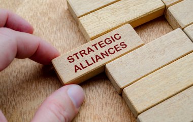 Stratejik Müttefikler 'in el yazısı ahşap blokta. İş stratejisi kavramı.