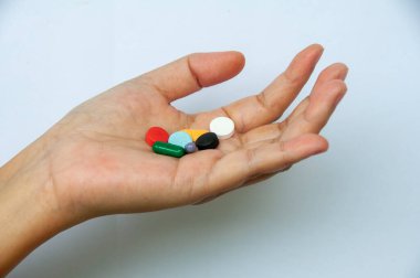 Renkli hapları ve kapsülleri gösteren el yazısı için özelleştirilebilir alan. Tıbbi ve sağlık konuları kavramı.