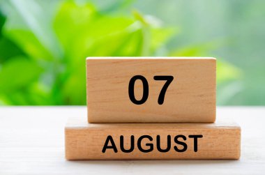 7 Ağustos 'ta tahtadan bloklar üzerine yazılan metin ve fikirler için özelleştirilebilir alan. Ağustos ayı ve takvim kavramı