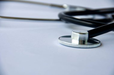 Metin için özelleştirilebilir alanı olan steteskop görünümünü kapat. Tıbbi ve sağlık konsepti