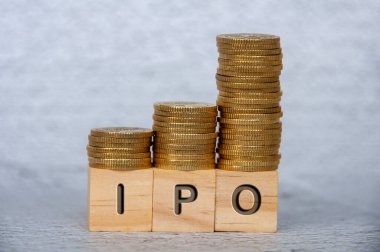 Tahta küplere altın sikke istifleyerek ilk halka arz metni. Halka arz ve yatırım kavramı.