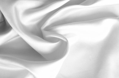 Beyaz parlak ipeğin üst görüntüsü detaylı doku ve parlak ışık yansımalarını gösteriyor. Tasarım ve duvar kağıdı arkaplanı için uygun.