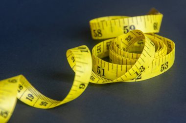 Metin için özelleştirilebilir alanı olan koyu arkaplan üzerindeki sarı mezura görüntüsünü kapat.